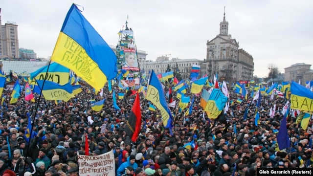 Киевтегі Тәуелсіздік алаңындағы (Майдан) шеру. 8 желтоқсан, 2013 жыл. (Көрнекі сурет)  