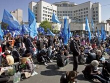 Ukraine - Parliament supporters continue their protests outside the Constitutional Court building in Kyiv, 27Apr2007