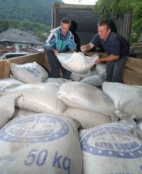 Georgian troops distributing humanitarian aid in the Kodori Gorge on July 28 (InterPressNews)
