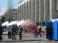 Demonstrators set up yurts in preparation for spending the night on the streets (RFE/RL)