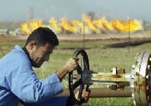 Iraq -- Shirawa oilfield worker (near Kirkuk) 01/04