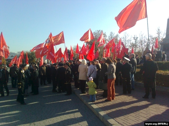 На митинге в Севастополе выразили недовольство политикой Москвы (ФОТО) На митинге в Севастополе выразили недовольство политикой Москвы (ФОТО)