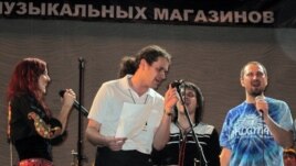 "Маша и медведи" тобы ән айтып тұр. Әнші Мария Макарова сол жақта. Астана, 31 наурыз 2012 жыл.