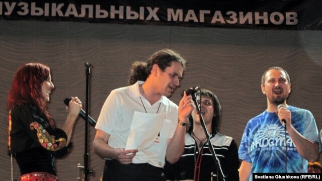 "Маша и медведи" тобы ән айтып тұр. Әнші Мария Макарова сол жақта. Астана, 31 наурыз 2012 жыл.