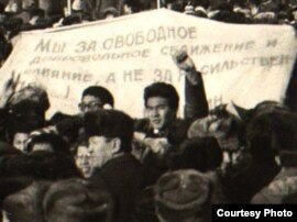 1986 жылы желтоқсанда Алматыдағы Брежнев алаңына шеруге шыққандар. Алматының орталық мемлекеттік мұрағатындағы сурет.