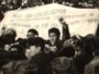 Участники демонстрации на площади Брежнева, ныне площадь Республики, держат плакат с надписью «Мы за свободное добровольное слияние и сближение...». Алматы, декабрь 1986 года. (Фотокопия из центрального государственного архива Алматы.) 