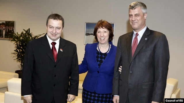 Premijer Srbije Ivica Dačić sa visokom predstavnicom EU Ketrin Ešton i kosovskim premijerom Hašimom Tačijem u Briselu, januar 2013.