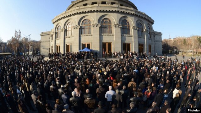 Armenia - Opposition leader Raffi Hovannisian holds a rally on Freedom Square in Yerevan, 8Mar2013.
