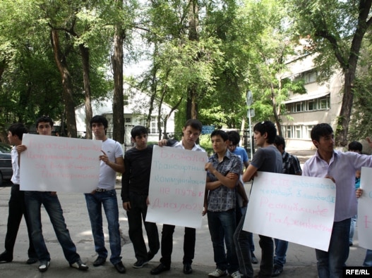 Tajik protest the disruption of humanitarian aid transports in Bishkek.