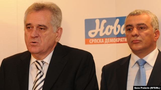 Tadašnji lider SNS-a Tomislav Nikolić sa liderom SNP-a Andrijom Mandićem u Podgorici, novembar 2011.