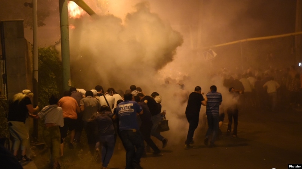 Amrenia - Protesters are dispersed by riot police in Yerevan's Sari Tagh neighborhood, 29Jul2016.