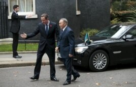 Ұлыбритания премьер-министрі Дэвид Кэмерон Қазақстан президенті Нұрсұлтан Назарбаевты қарсы алып тұр. Лондон, 4 қараша 2015 жыл.