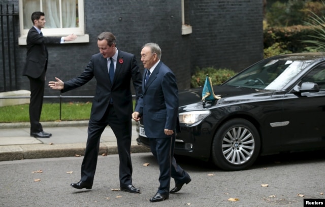 Премьер-министр Великобритании Дэвид Кэмерон встречает президента Казахстана Нурсултана Назарбаева. Лондон, 4 ноября 2015 года.