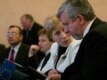 Аляксандар Мілінкевіч з жонкай між прысутных у залі на пачатку форуму.