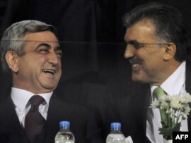 Türkiyə və Ermənistan prezidentləri Serj Sarkisyan (solda) və Abdulla Gül (sağda) Bursada ölkələri arasında futbol komandalarının yarışını izləyirlər, 14 oktyabr 2009