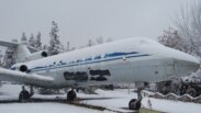 Чагымчыл жазуулар шаардын чок ортосундагы Навои паркына коюлган учактын бооруна да жазылган.