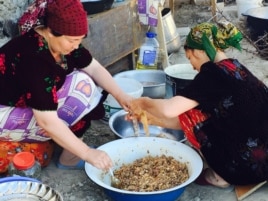 Женщины готовят еду к свадьбе. Ошоба, Таджикистан, 25 мая 2015 года.