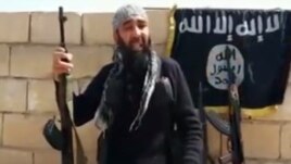 Сирияда "Ислам мемлекеті" тобы құрамында соғысып жүрген өзбек азаматы (видеодан скриншот).