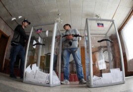 Голосование на референдуме в Донецке