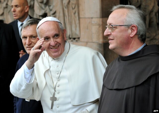 Папа Франциск и священник Луиджи Чиотти из Libera