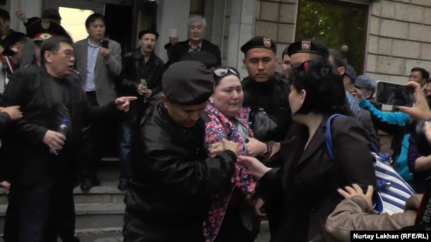 Задержание активиста, из числа пришедших на пресс-конференцию «по земельному вопросу». Алматы, 29 апреля 2016 года.