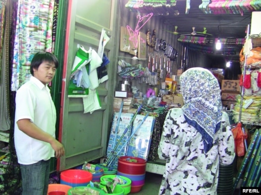 A Chinese market in Dushanbe – some Tajiks claim that Chinese businessmen enjoy the support of their government, which is why their goods are cheaper.