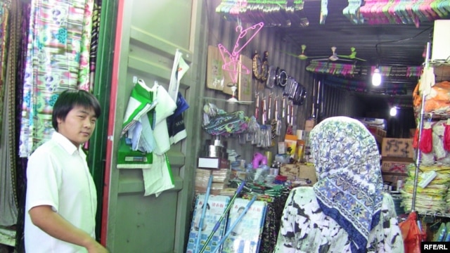 A Chinese market in Dushanbe -- some Tajiks claim that Chinese businessmen enjoy the support of their government, which is why their goods are cheaper.