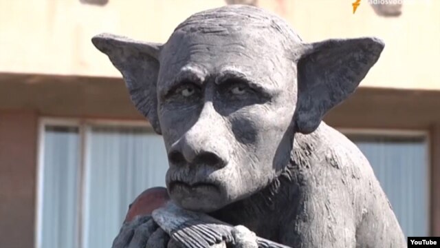 В Запорожье поставили памятник президенту России