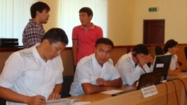 Владимир Козлов, Серік Сапарғали және Ақжанат Әминовтің сотындағы прокурорлар. Ақтау, 16 тамыз 2012 жыл.