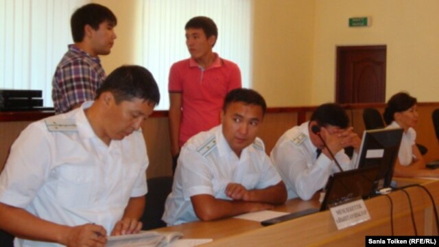 Владимир Козлов, Серік Сапарғали және Ақжанат Әминовтің сотындағы прокурорлар. Ақтау, 16 тамыз 2012 жыл.