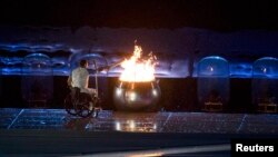 Арбада отыратын параатлет Маракана стадионында Паралимпиада ойындарының алауын тұтатып тұр. Рио, 7 қыркүйек 2016 жыл.