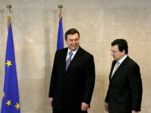 Belgium -- Ukrainian Prime Minister Viktor Yanukovych (L) with President of the EU Commission Jose Manuel Barroso at EU headquarters in Brussels, 27Mar2007
