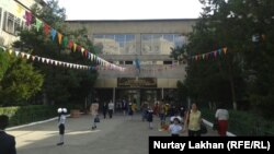 Алматыдағы мектептердің бірі (Көрнекі сурет).
