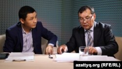 Әлеуметтік қорғау комитетінің Алматы департаменті басшысы Зиядин Ағыбетов (оң жақта) пен Азаттық жуорналисі Қасым Аманжол. Алматы, 29 ақпан 2016 жыл.