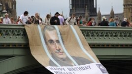 Activişti britanici cerând eliberarea lui Mihail Mihail Hodorkovski