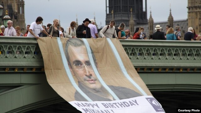 Activişti britanici cerând eliberarea lui Mihail Mihail Hodorkovski