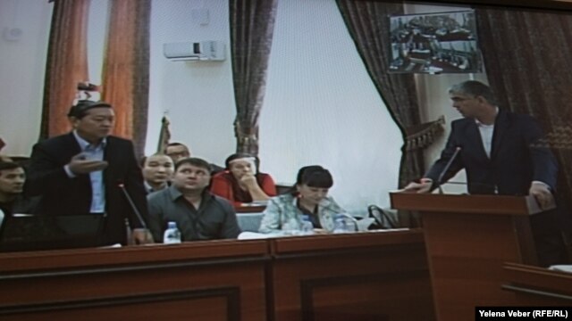 Бывший премьер-министр Серик Ахметов в суде задает вопросы свидетелю Александру Аглиуллину.