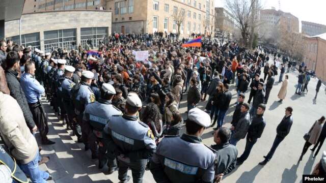 Armenia - Pro-opposition students demonstrate outside a university building in Yerevan against official results of the February 18 presidential election, 25Feb2013.