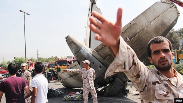 هواپیما پس از بلند شدن از باند مهرآباد سقوط کرده است