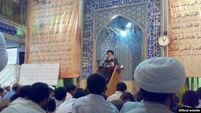 Ayatollah Ali Mohammad Dastgheib speaks in the Ghoba Mosque in Shiraz.