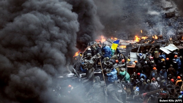 درگیری معترضان و پلیس ضد شورش اوکراین در میدان استقلال کی‌یف