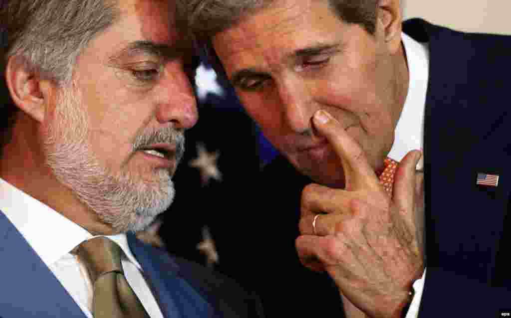 Afghan presidential candidate Abdullah Abdullah (left) and U.S. Secretary of State John Kerry talk during a press conference in Kabul, where Abdullah and rival Ashraf Ghani agreed to form a national unity government following disputed elections. (EPA/Jawad Jalali)