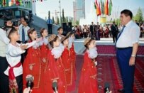 Niyazov meeting with Turkmen children in September 2005 (TASS)
