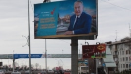 Билборд с предвыборной агитацией кандидата в президенты Нурсултана Назарбаева вдоль проспекта в Алматы. 28 марта 2015 года.