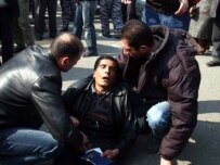 Protesters tend to a fellow demonstrator (Photolur)