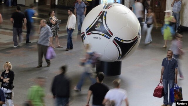 Model zvanične lopte nogometnog prvenstva EURO 2012 na željezničkoj stanici u Kijevu