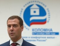 Medvedev discussing housing issues in Kolomna in October 2006 (TASS)