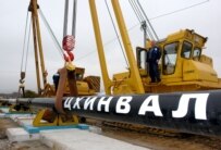 Workers lay the first piece of the pipeline (ITAR-TASS)