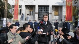 Srđa Keković se obraća okupljenima ispred Skupštine, 28. januar 2013.