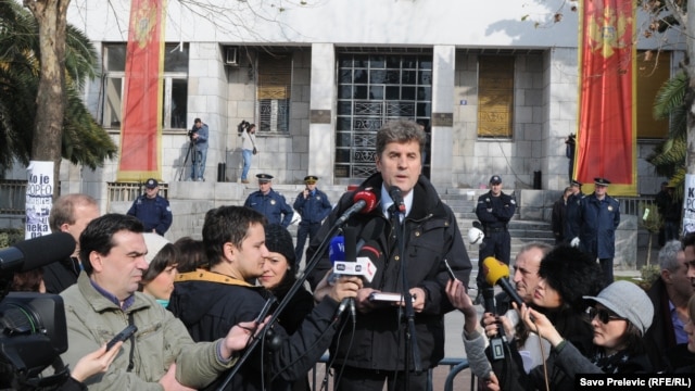 Srđa Keković se obraća okupljenima ispred Skupštine, 28. januar 2013.